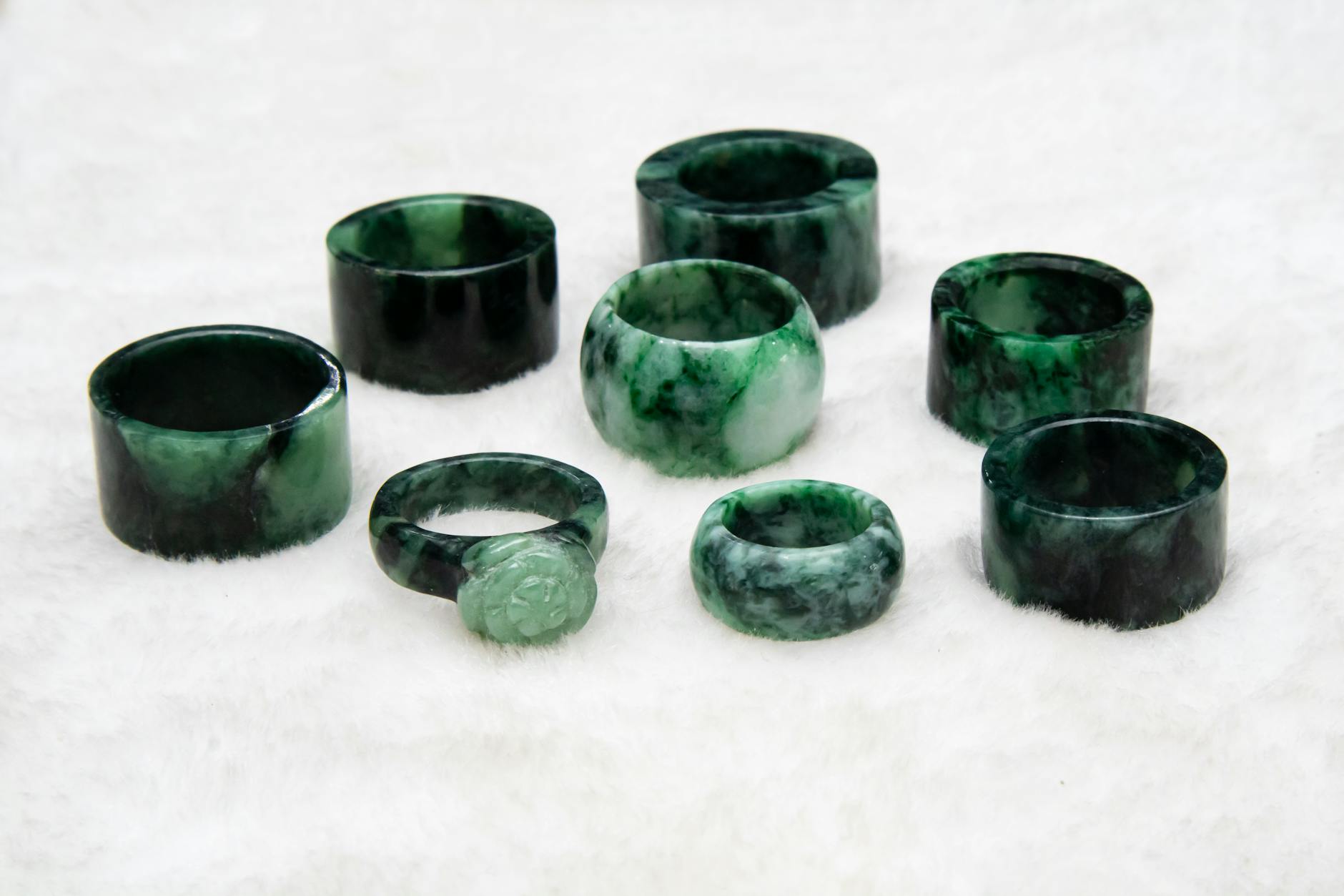 Chinese jade jewelry and carvings for sale in Beijing market