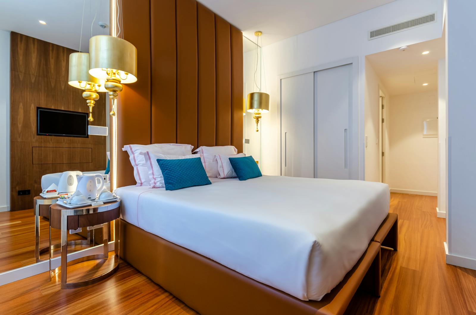 Wangfujing hotel luxury room with plush bed Beijing